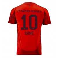 Camisa de Futebol Bayern Munich Leroy Sane #10 Equipamento Principal 2024-25 Manga Curta